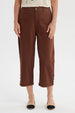 Pantalón pescador café para mujer con detalle de botones en la pretina y diseño liso ideal para un look casual