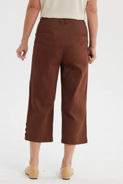 Pantalón pescador café para mujer con detalle de botones en la pretina y diseño liso ideal para un look casual