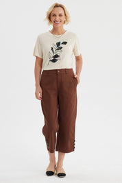 Pantalón pescador café para mujer con detalle de botones en la pretina y diseño liso ideal para un look casual