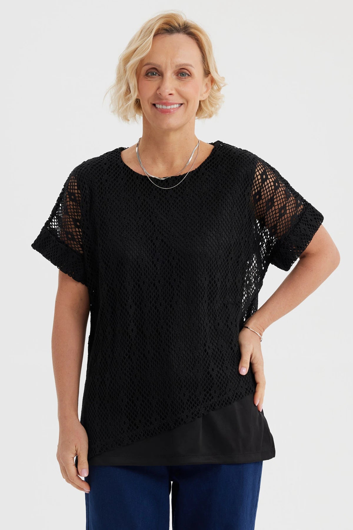 Polera negra calada para mujer con diseño de malla amplia y mangas cortas lisa y ligera perfecta para días cálidos