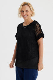 Polera negra calada para mujer con diseño de malla amplia y mangas cortas lisa y ligera perfecta para días cálidos