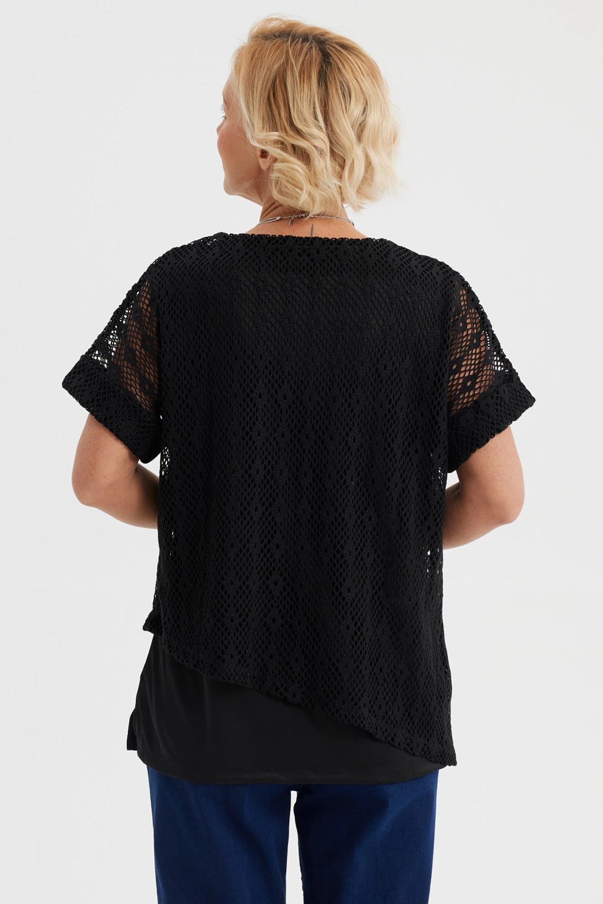 Polera negra calada para mujer con diseño de malla amplia y mangas cortas lisa y ligera perfecta para días cálidos