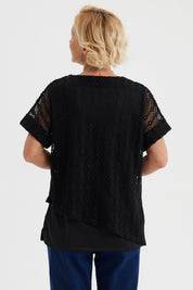 Polera negra calada para mujer con diseño de malla amplia y mangas cortas lisa y ligera perfecta para días cálidos