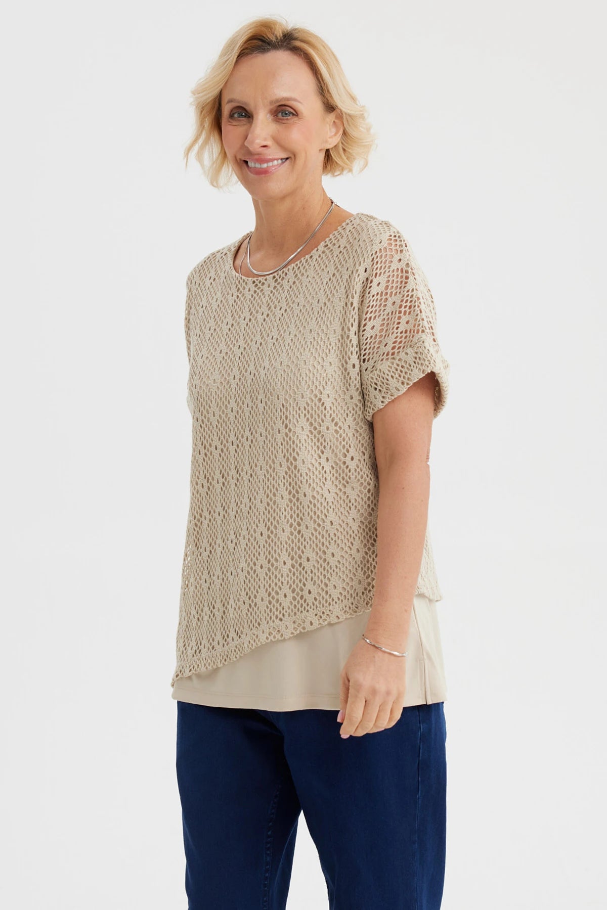 Polera mujer beige claro calada con diseño de malla en toda la prenda ideal para un look casual y fresco