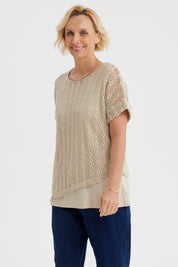 Polera mujer beige claro calada con diseño de malla en toda la prenda ideal para un look casual y fresco
