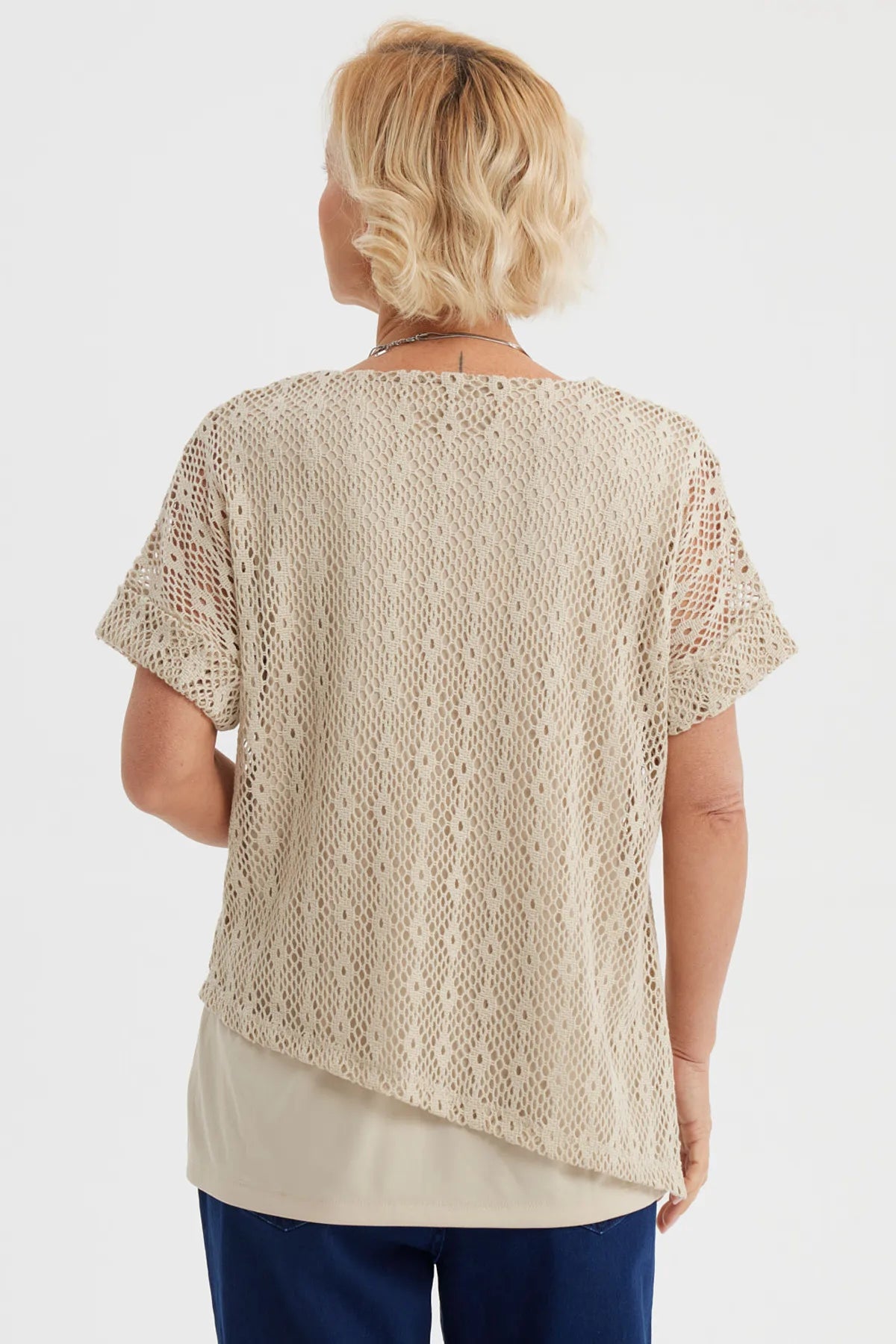 Polera mujer beige claro calada con diseño de malla en toda la prenda ideal para un look casual y fresco