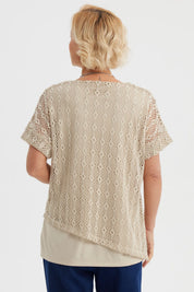 Polera mujer beige claro calada con diseño de malla en toda la prenda ideal para un look casual y fresco