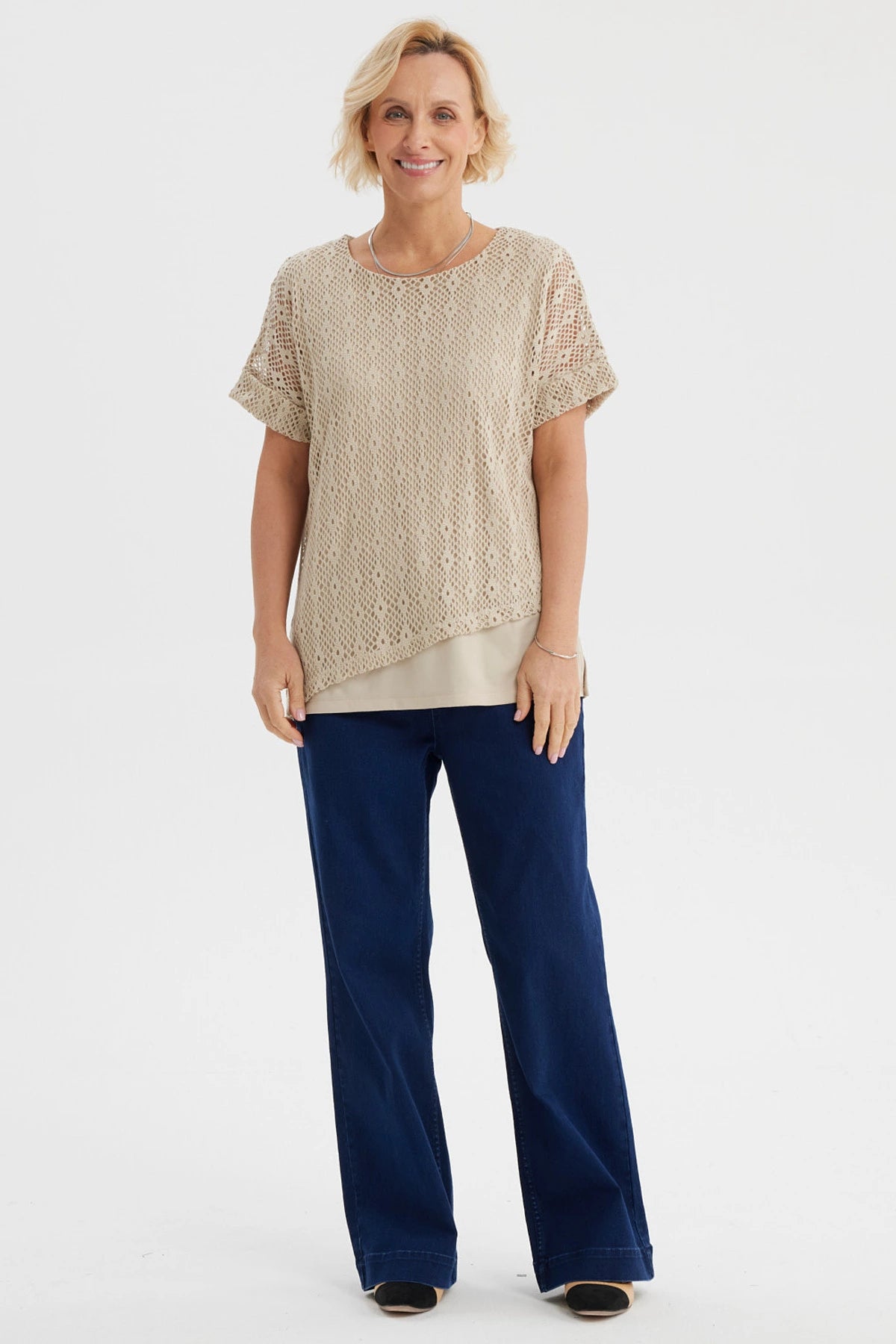 Polera mujer beige claro calada con diseño de malla en toda la prenda ideal para un look casual y fresco