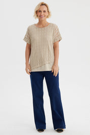 Polera mujer beige claro calada con diseño de malla en toda la prenda ideal para un look casual y fresco