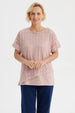 Polera mujer calada rosado de manga corta con diseño de tejido calado en patrón geométrico estilo casual