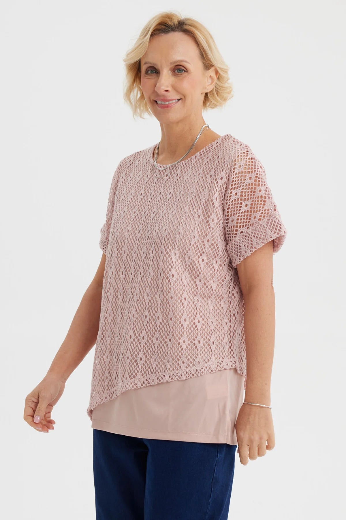 Polera mujer calada rosado de manga corta con diseño de tejido calado en patrón geométrico estilo casual