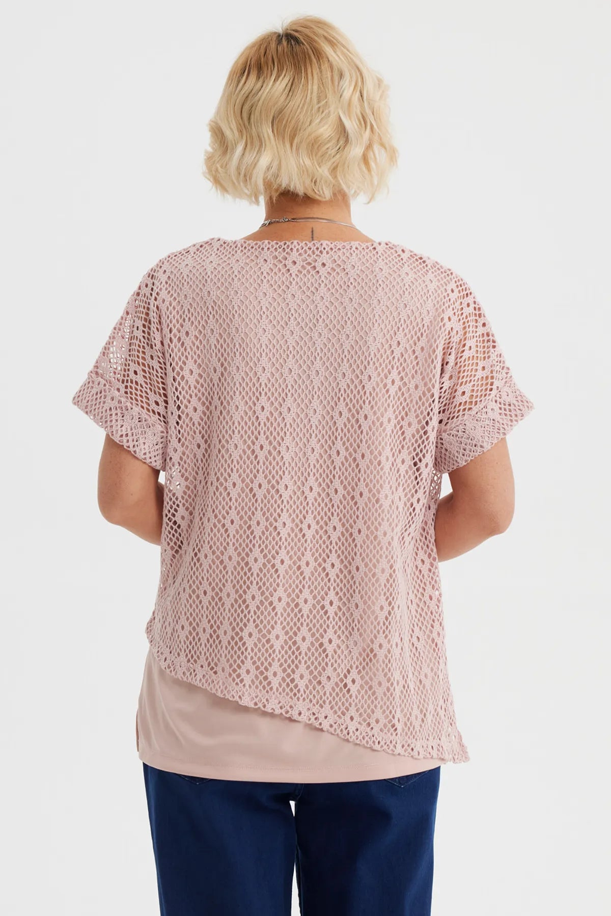 Polera mujer calada rosado de manga corta con diseño de tejido calado en patrón geométrico estilo casual