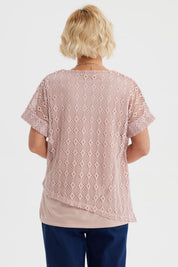 Polera mujer calada rosado de manga corta con diseño de tejido calado en patrón geométrico estilo casual