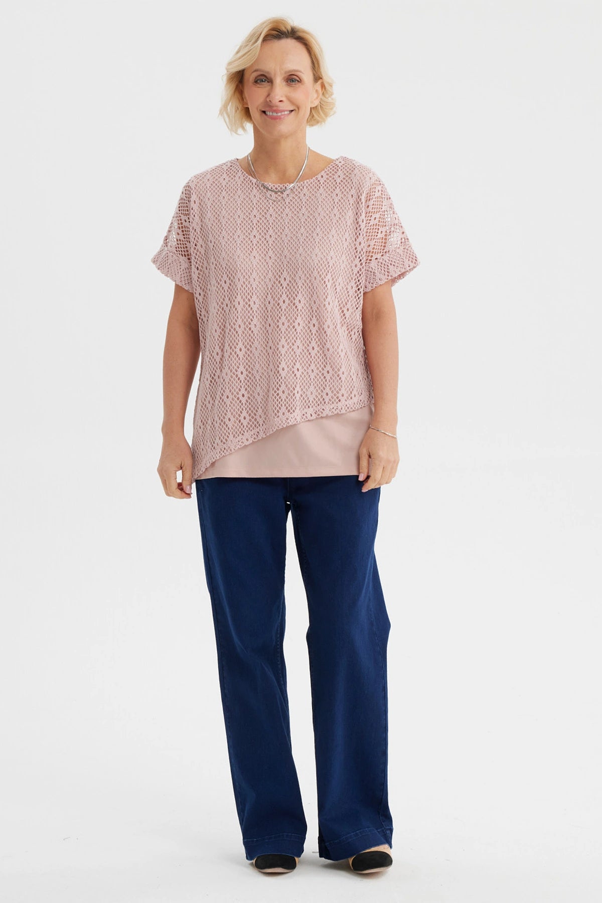 Polera mujer calada rosado de manga corta con diseño de tejido calado en patrón geométrico estilo casual