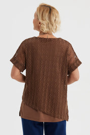 Polera mujer café calada con diseño tejido superpuesta sobre capa lisa perfecta para días de primavera sin estampa visible