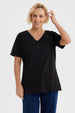Polera negra de mujer con detalle de macramé en el escote en forma de V diseño elegante y sin estampa visible