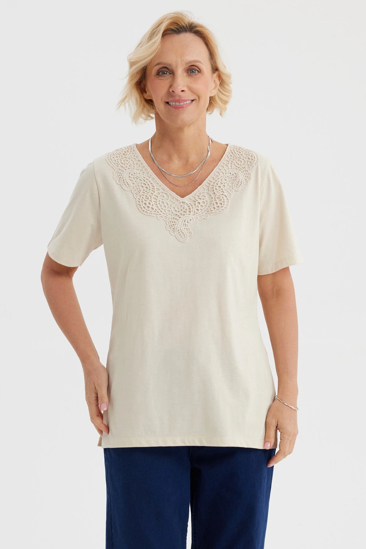 Polera mujer beige claro con detalle de macramé en el cuello diseño elegante y delicado sin estampas lisa