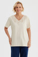 Polera mujer beige claro con detalle de macramé en el cuello diseño elegante y delicado sin estampas lisa
