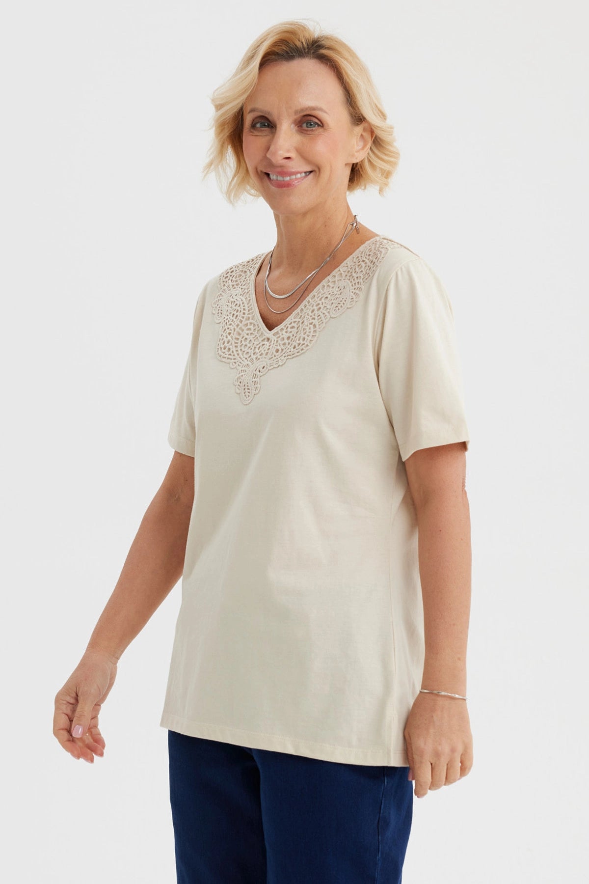 Polera mujer beige claro con detalle de macramé en el cuello diseño elegante y delicado sin estampas lisa