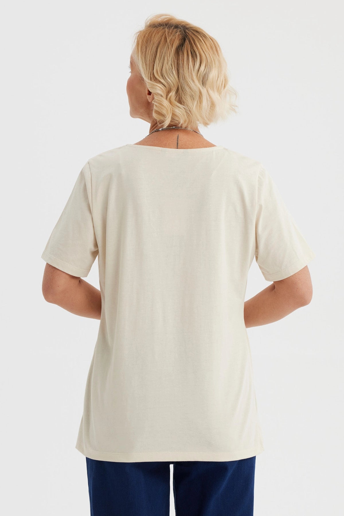 Polera mujer beige claro con detalle de macramé en el cuello diseño elegante y delicado sin estampas lisa
