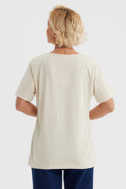 Polera mujer beige claro con detalle de macramé en el cuello diseño elegante y delicado sin estampas lisa