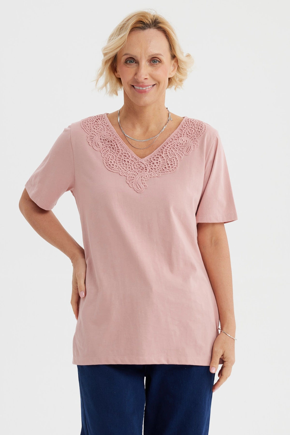 Polera palo rosa con detalle de macramé en el escote diseño delicado estilo casual sin estampas lisa y elegante