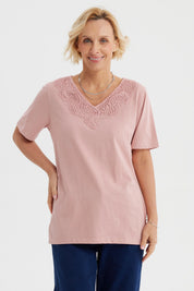 Polera palo rosa con detalle de macramé en el escote diseño delicado estilo casual sin estampas lisa y elegante