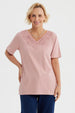 Polera palo rosa con detalle de macramé en el escote diseño delicado estilo casual sin estampas lisa y elegante