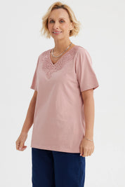 Polera palo rosa con detalle de macramé en el escote diseño delicado estilo casual sin estampas lisa y elegante