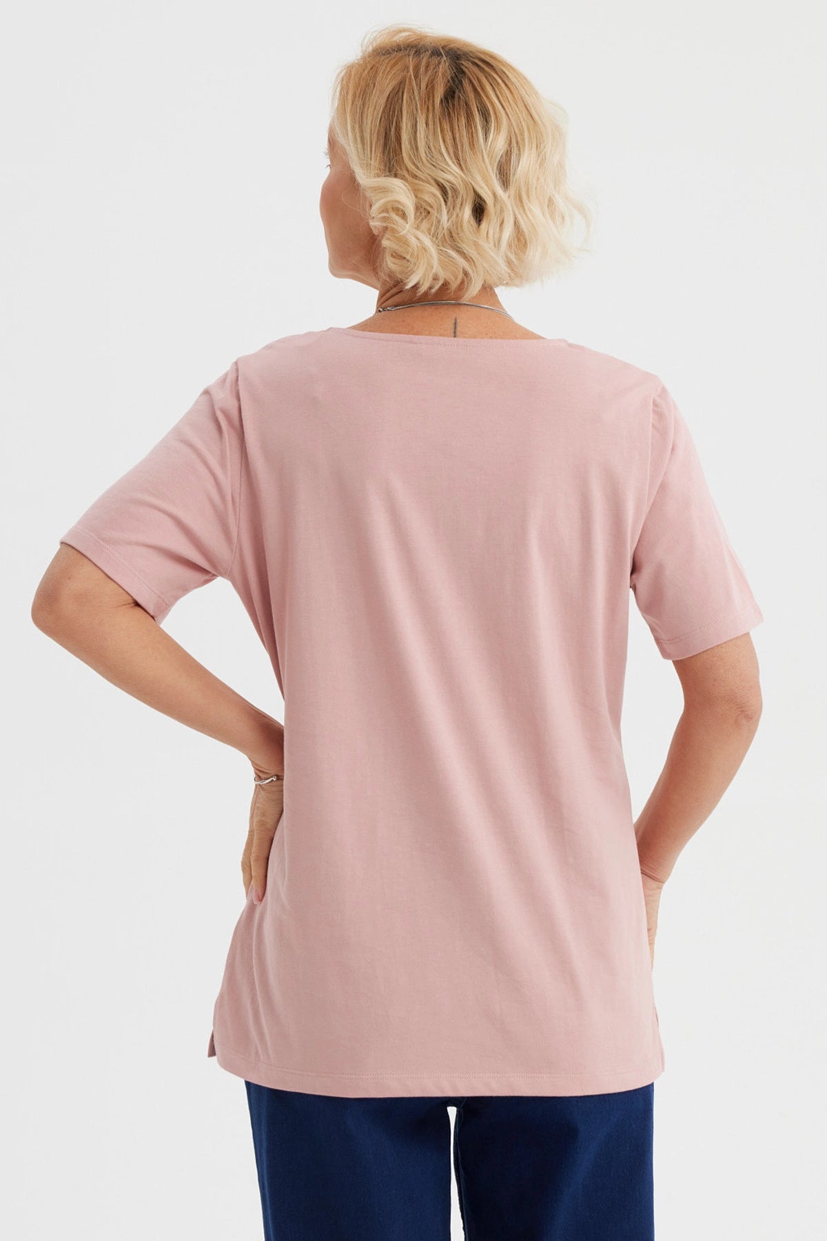 Polera palo rosa con detalle de macramé en el escote diseño delicado estilo casual sin estampas lisa y elegante