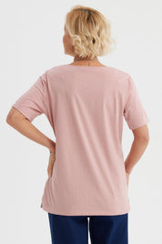 Polera palo rosa con detalle de macramé en el escote diseño delicado estilo casual sin estampas lisa y elegante