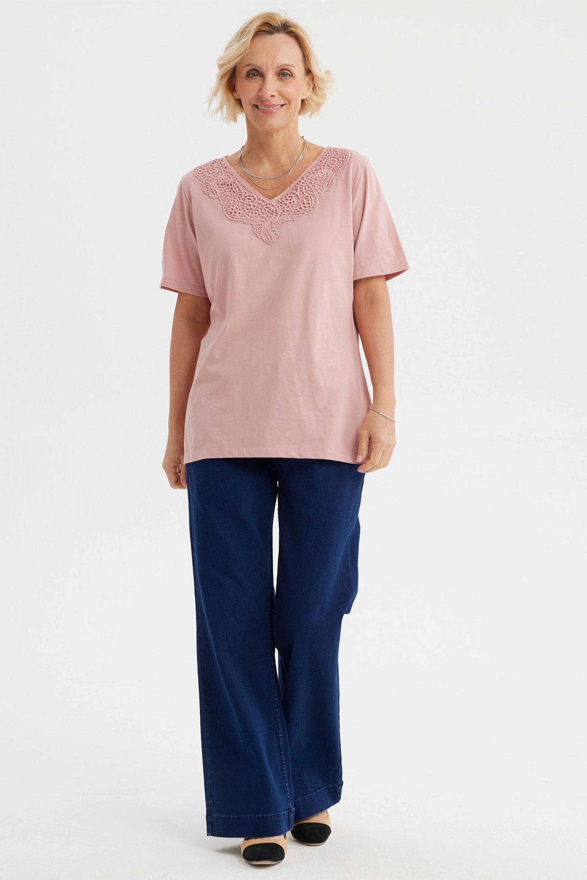 Polera palo rosa con detalle de macramé en el escote diseño delicado estilo casual sin estampas lisa y elegante