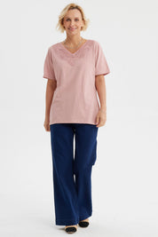 Polera palo rosa con detalle de macramé en el escote diseño delicado estilo casual sin estampas lisa y elegante
