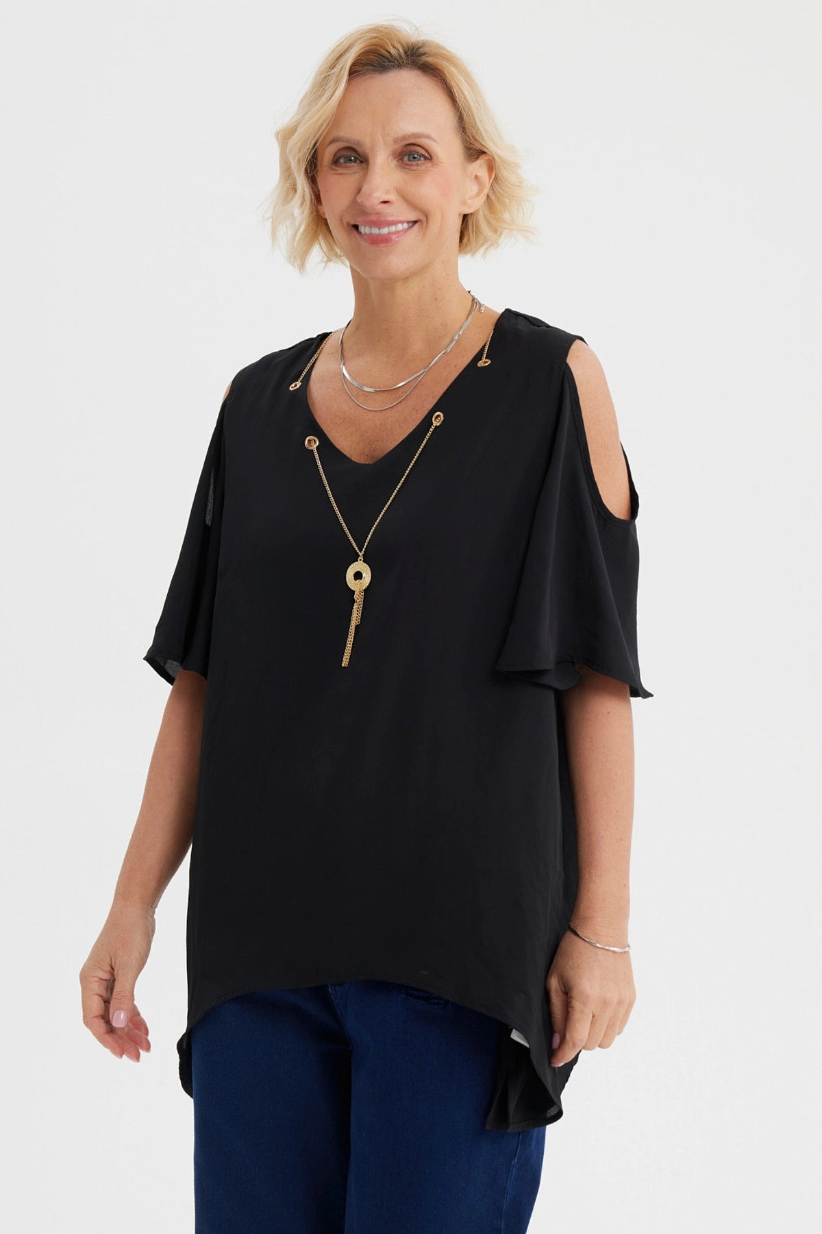 Blusa negra de mujer con cuello V y mangas flare aberturas en los hombros diseño liso elegante y moderno