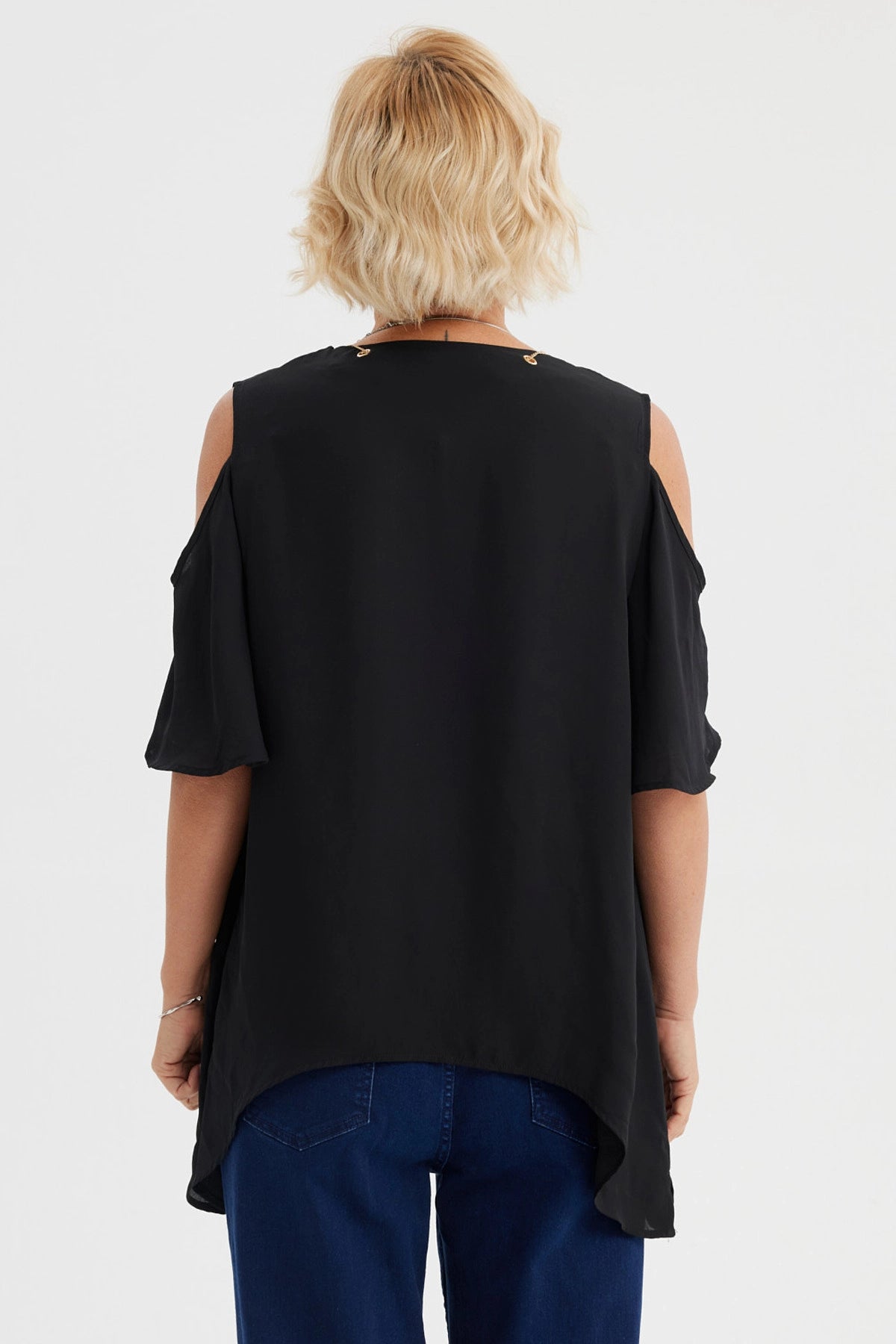 Blusa negra de mujer con cuello V y mangas flare aberturas en los hombros diseño liso elegante y moderno