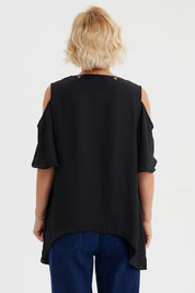 Blusa negra de mujer con cuello V y mangas flare aberturas en los hombros diseño liso elegante y moderno