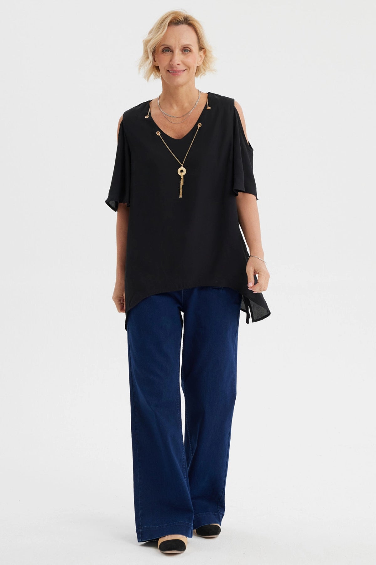 Blusa negra de mujer con cuello V y mangas flare aberturas en los hombros diseño liso elegante y moderno