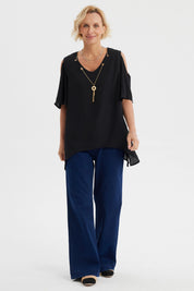 Blusa negra de mujer con cuello V y mangas flare aberturas en los hombros diseño liso elegante y moderno