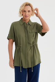 Blusa casual verde olivo de manga corta con ajuste en la cintura y un bolsillo en el pecho prenda lisa