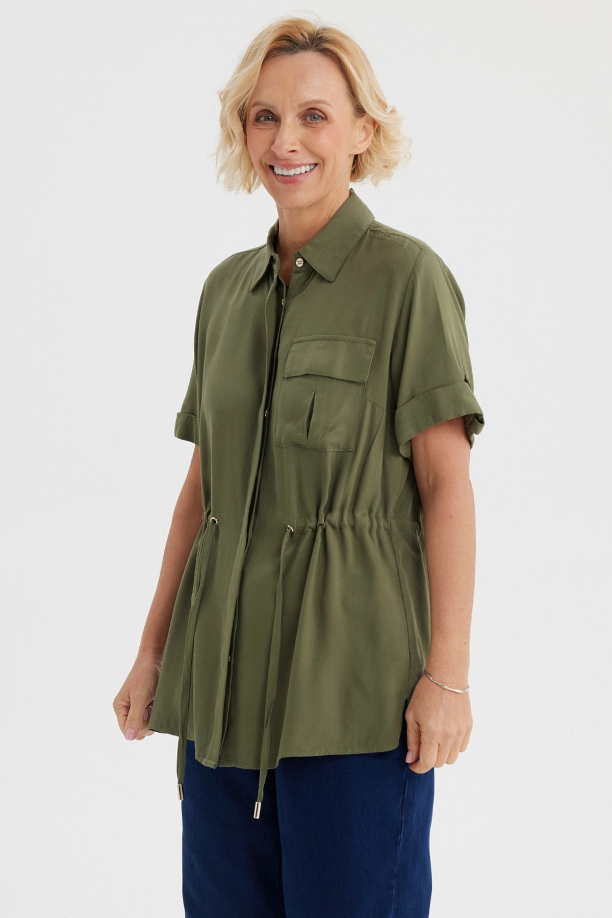 Blusa casual verde olivo de manga corta con ajuste en la cintura y un bolsillo en el pecho prenda lisa