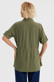 Blusa casual verde olivo de manga corta con ajuste en la cintura y un bolsillo en el pecho prenda lisa