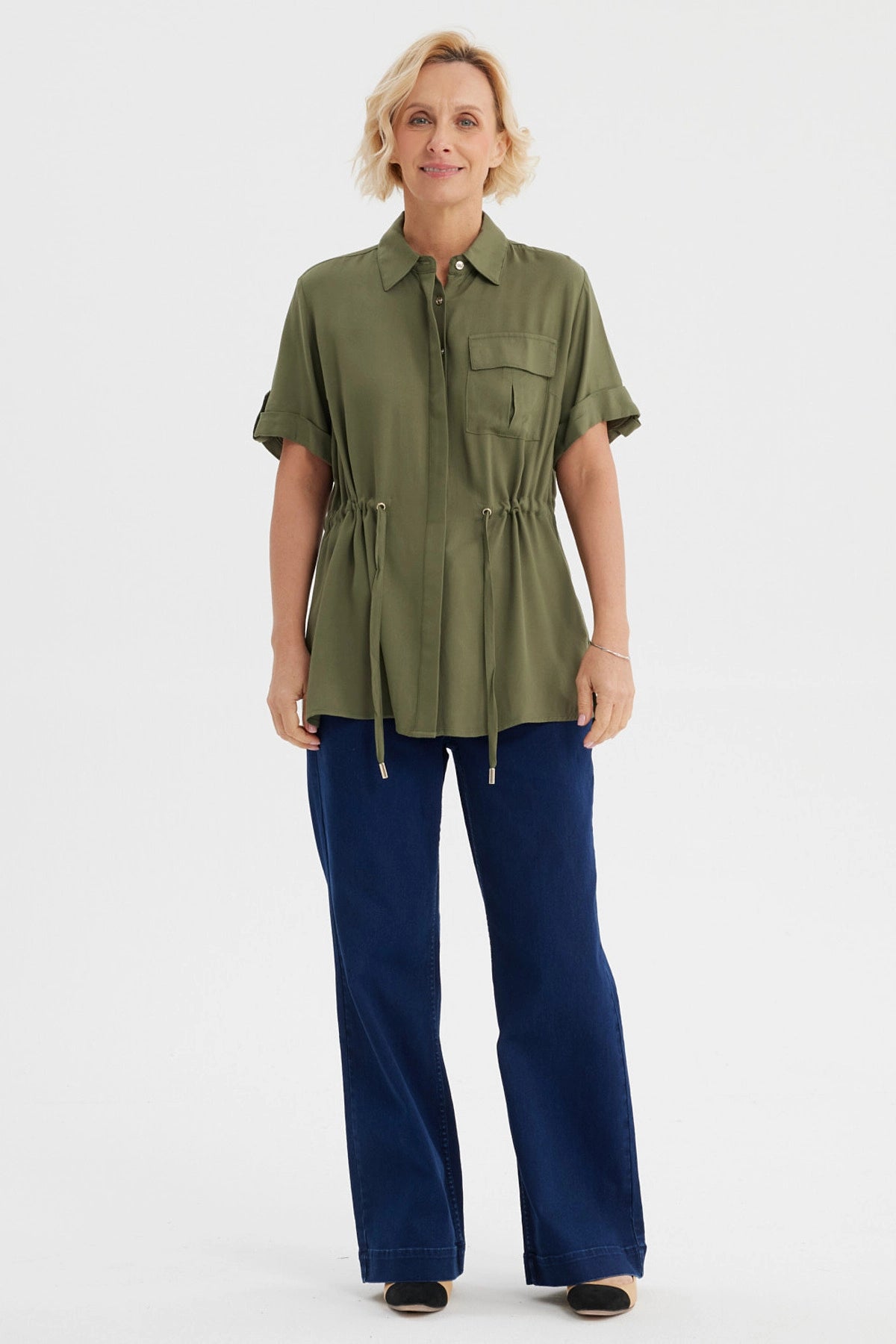 Blusa casual verde olivo de manga corta con ajuste en la cintura y un bolsillo en el pecho prenda lisa