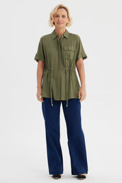 Blusa casual verde olivo de manga corta con ajuste en la cintura y un bolsillo en el pecho prenda lisa