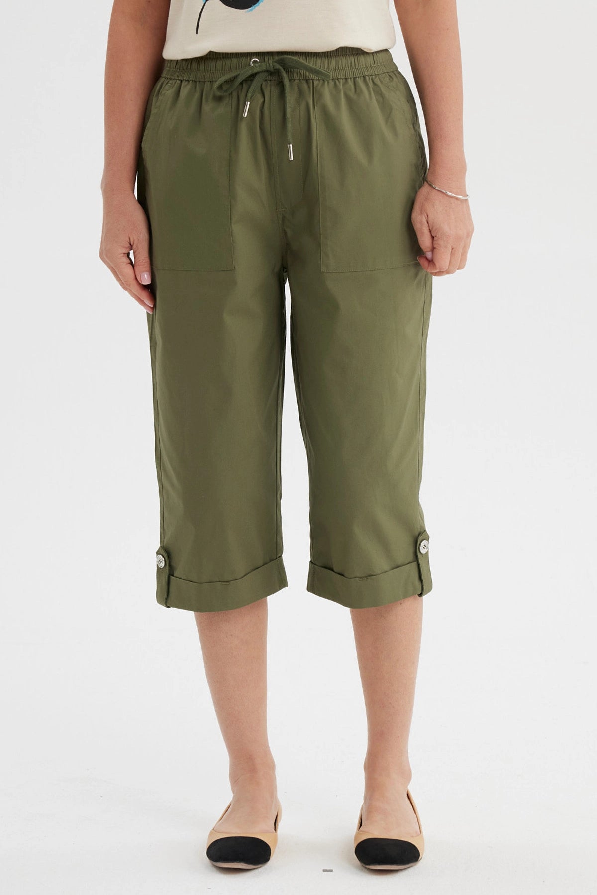 Pantalón pescador verde olivo con cortes y aperturas diseño liso ajuste elástico y bolsillos delanteros grandes
