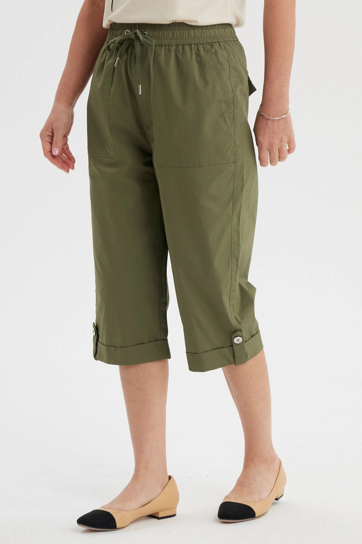Pantalón pescador verde olivo con cortes y aperturas diseño liso ajuste elástico y bolsillos delanteros grandes