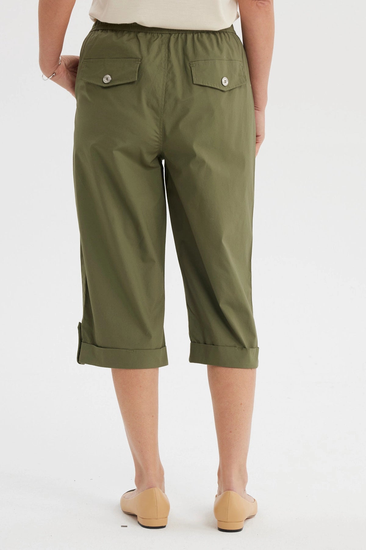 Pantalón pescador verde olivo con cortes y aperturas diseño liso ajuste elástico y bolsillos delanteros grandes