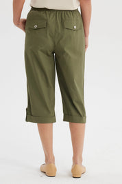 Pantalón pescador verde olivo con cortes y aperturas diseño liso ajuste elástico y bolsillos delanteros grandes