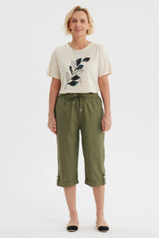 Pantalón pescador verde olivo con cortes y aperturas diseño liso ajuste elástico y bolsillos delanteros grandes