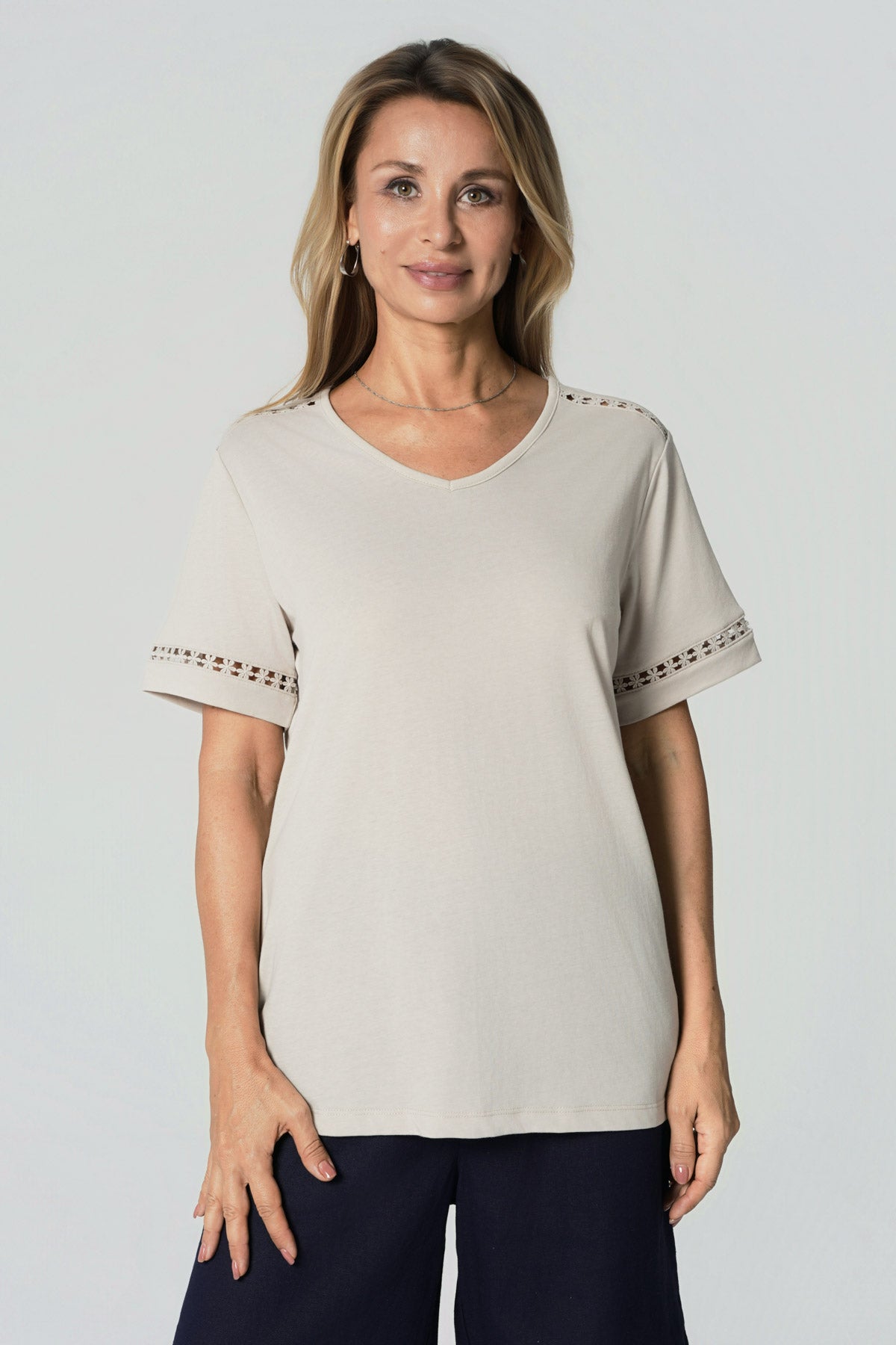 Polera Regular Cuello V Mujer Beige