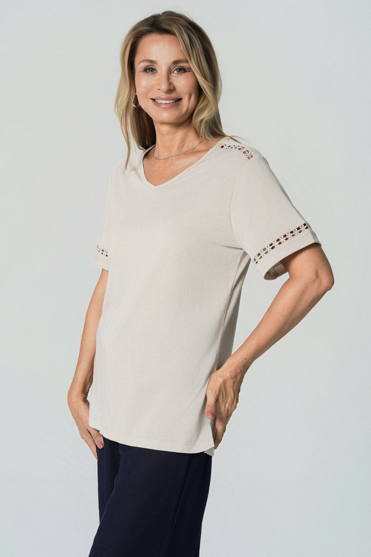Polera Regular Cuello V Mujer Beige